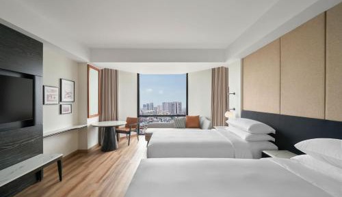 Club Level Twin Room with City View