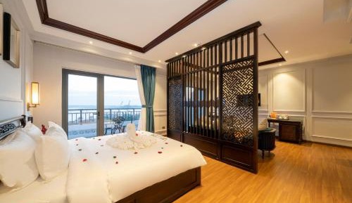 Honeymoon Suite River View with Balcony and Bathtub