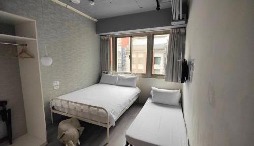 Single Bed in Male Dormitory Room with Shared Bathroom
