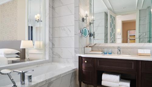Club Deluxe Suite, Club lounge access, Suite, 1 King