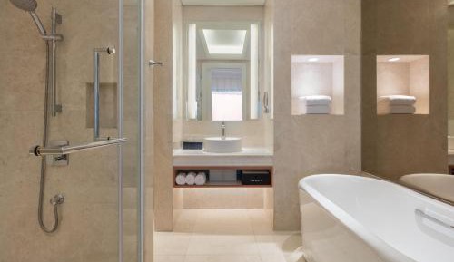 Deluxe, Guest room, 1 King, Pool view