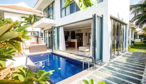 Villa with Garden View