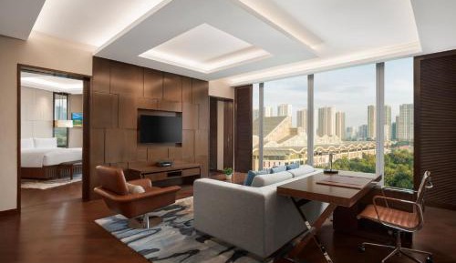 Executive Suite, Executive lounge access, 1 King, Lake View
