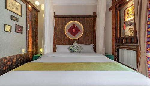 Queen room with Lotus Pond  View, Balcony, Bathtub, and Fireplace