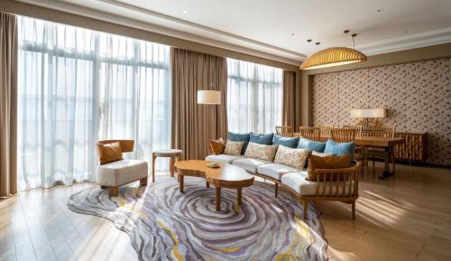 One Bedroom Larger Suite with Golf View