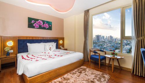 Deluxe King Room with Partial Sea View