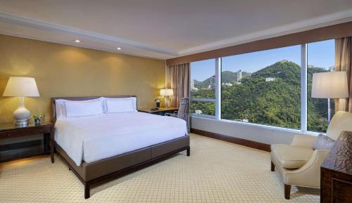 Deluxe King Room with Peak View