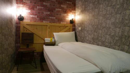 Standard Single Room with Shared Bathroom