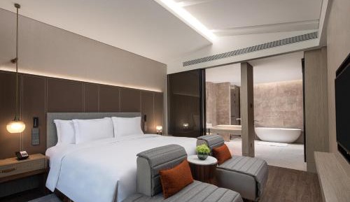 One-Bedroom Suite Lounge Access