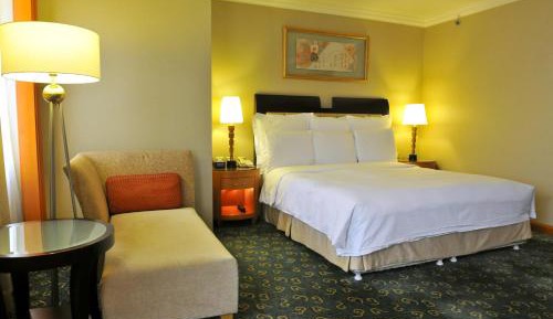Business Suite Queen Room