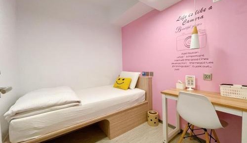 Single Room with Shared Bathroom (Female Only)