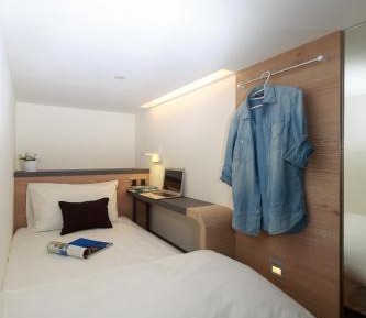 Single Bed in Mixed Dormitory Room