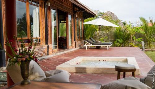 Villa with Garden View