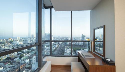 Deluxe City View King Room with Bathtub