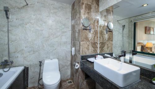 Deluxe Triple Room with Partial River View
