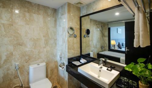 Deluxe Twin Room with Bathtub and City View