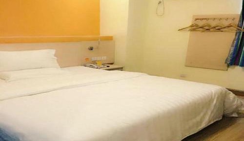 Comfortable Queen Room