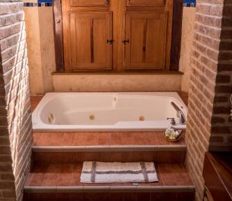 Queen Suite with Spa Bath