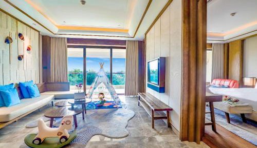 One-Bedroom Suite with One King Bed and One Single Bed