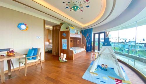 Junior King Suite with Bunk Bed - Kids Theme