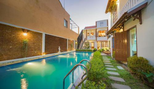Queen Room with Pool View