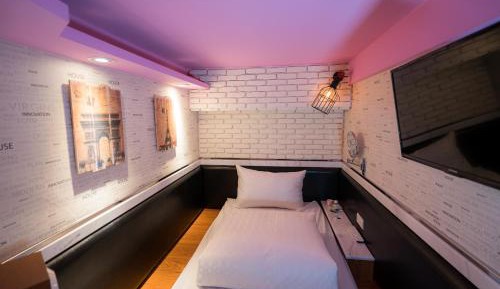 Single Bed in Female Dormitory Room with Shared Bathroom