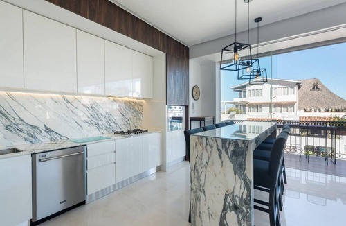 Romantic Zone Apartment | Pier 57 Unit 501 Exquisite Pier 57 Condo Romantic Zone, Ocean