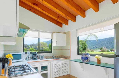 El Santuario Villa | NEW Lakeview Villa Heated Pool BBQ Smart TVs