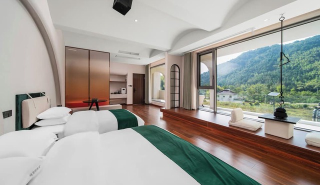 Bright Moon Valley Smart Hotel