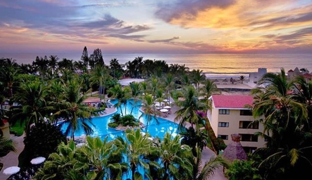 Spacious 1-Bedroom Suite With Kitchen and Balcony