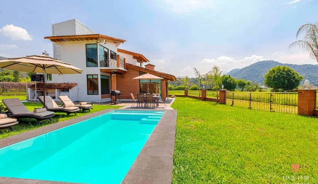NEW Lakeview Villa Heated Pool BBQ Smart TVs