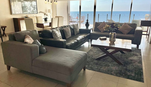 17th-Floor Beachfront Grand Venetian Condo ☆Panoramic Bay Views & Infinity Pools