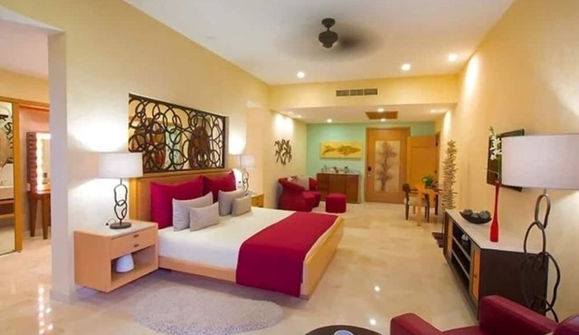 Designed for privacy and sophistication, this oceanfront suite has 1 king bed