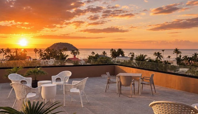 SURÁ - Boutique apartment with ocean view, pool and 2 blocks from the beach.